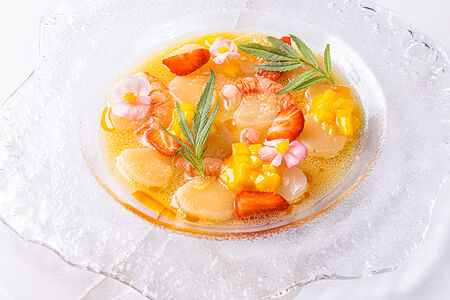 Севиче из гребешка с сицилийской креветкой, манго, клубникой и цитрусовой заправкой