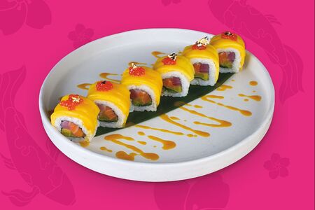 С лососем, тунцом, маринованным дайконом, манго и икрой лосося