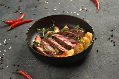 Утка с нежным соусом из малины, яблоками и клубникой