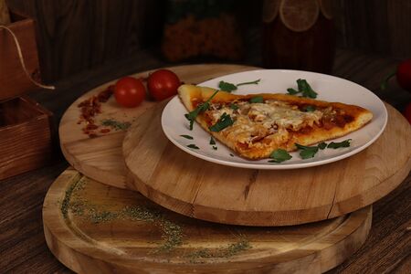 Пицца с ветчиной и томатами