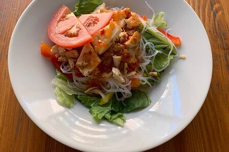 Салат с курицей, фунчозой и соусом свит чили