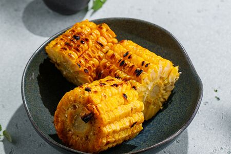 Кукуруза на гриле с солью