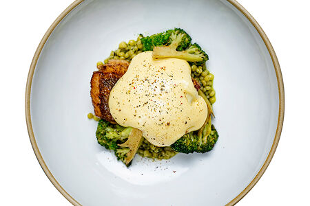 Судак с брокколи, птитимом и песто