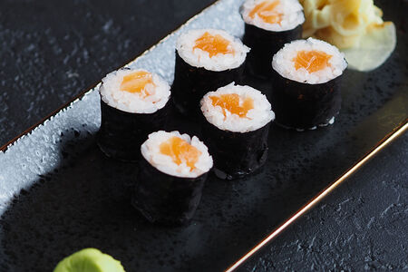 Маки ролл с лососем