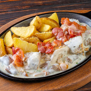 Куриные бедрышки с сердечками и картофельными дольками