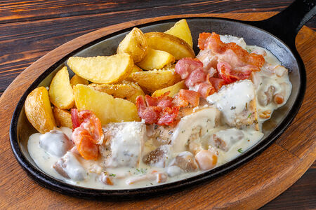 Куриные бедрышки с сердечками и картофельными дольками