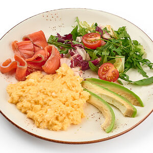 Кето завтрак с лососем и авокадо