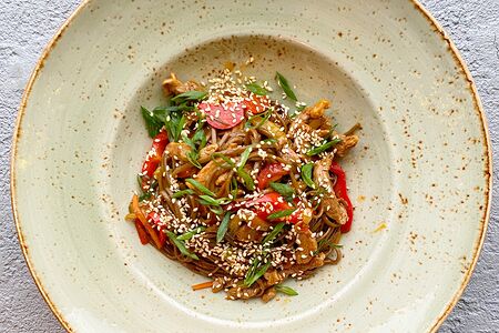 Свинина с овощами и гречневой лапшой