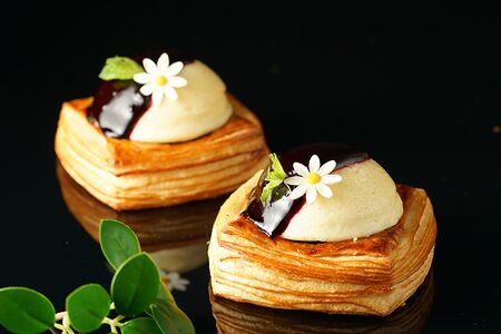 Дэниш с твороным суфле и соусом из жимолости