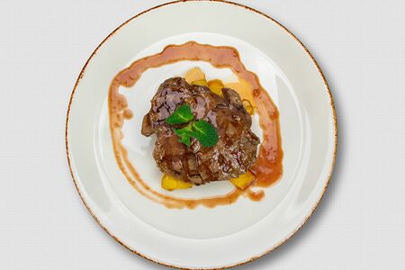 Телятина с карамелизованными яблоками