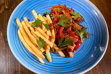 Свинина в кисло-сладком соусе с картофелем фри