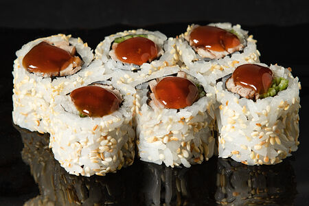 Ролл с пекинской уткой и соусом чарсу