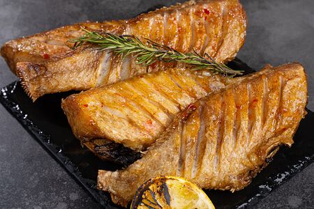 Морской окунь жареный