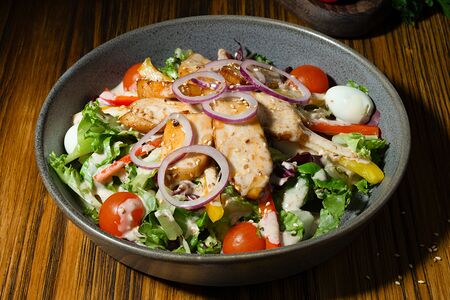 Теплый салат с курицей