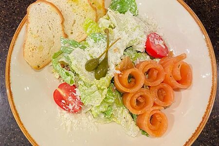 Салат Цезарь с семгой