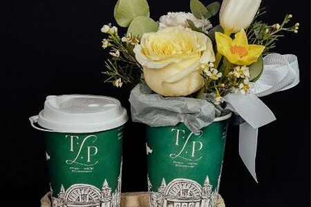 Цветы White и напиток