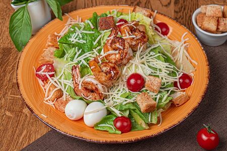 Салат Цезарь с креветками
