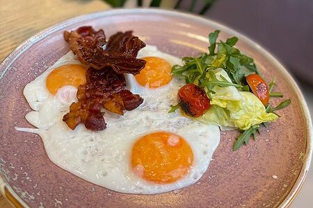 Глазунья с беконом