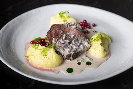 Телятина с еловым картофелем и грибным соусом