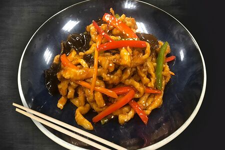 Свинина острая, тушенная в кисло-сладком соусе