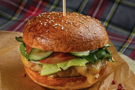 Бургер с говяжьей котлетой