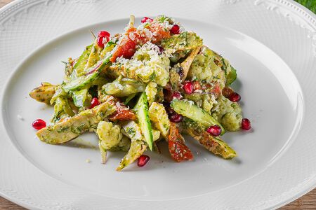Салат с курицей овощами и соусом песто