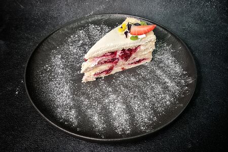 Торт слоеный с вишней