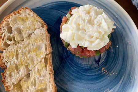 Тартар из тунца с сырной пеной