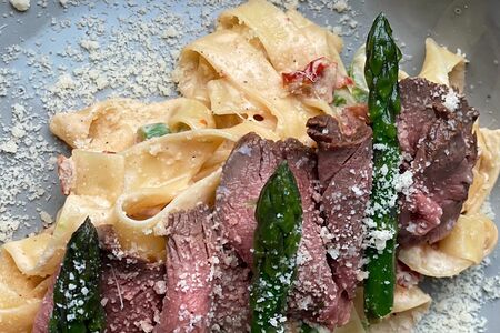 Феттуччине со спаржей, ростбифом и вялеными томатами