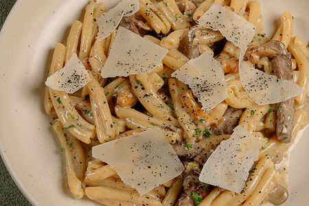 Паста Казаречче с говядиной и лесными грибами