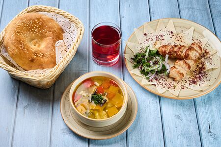 Обед с овощным супом и люля из курицы