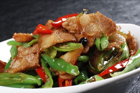 Жареная свинина с луком и острым перцем