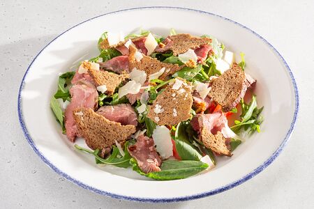 Ростбиф с зелёным миксом, томатами, пармезаном и гренками