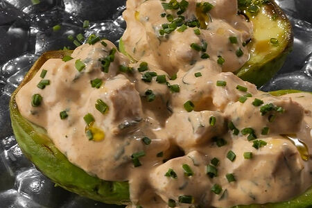 Салат Авокадо с креветками и соусом тарама