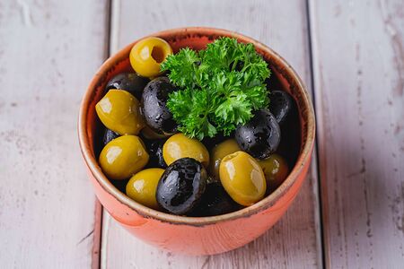 Маслины и оливки