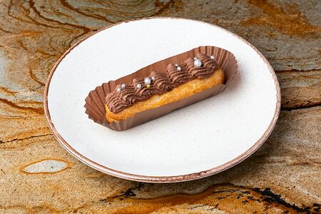 Эклер шоколадный