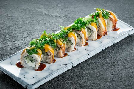 Угорь, сливочный сыр, чукка, манго соус