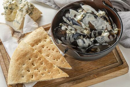 Мидии в соусе Дорблю