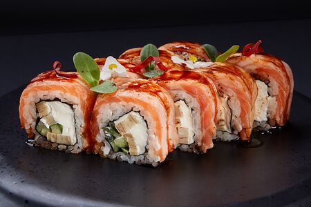 Ролл №43 с опаленным лососем, японским омлетом, сливочным сыром, огурцом и соусом терияки