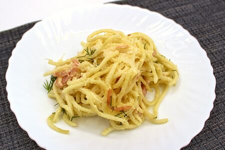 Спагетти с ветчиной в сметанном соусе