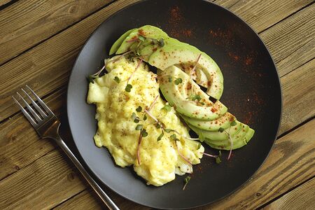 Скрэмбл с авокадо, шпинатом и творожным сыром