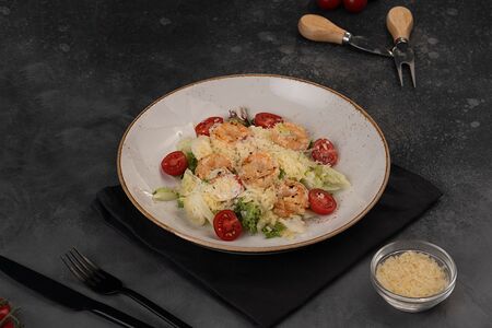 Салат Цезарь с креветками