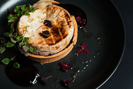 Тарталетка с луком конфи и сыром бри