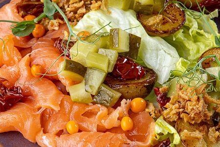 Апельсиновый гравлакс с картофельным салатом