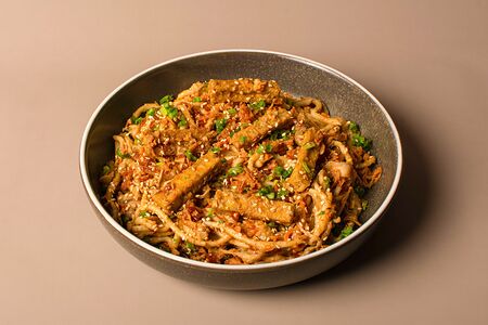 Вок-лапша с тофу и вешенками