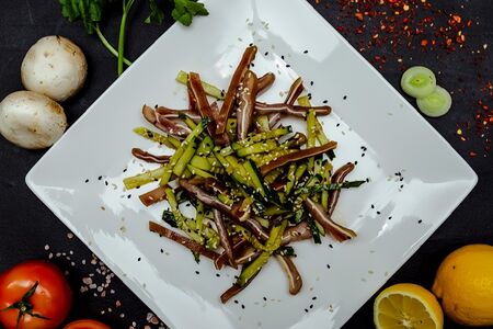 Салат со свиными ушками и огурцом