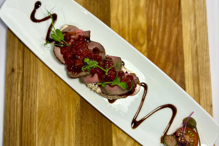 Брускетта с ростбифом и брусникой