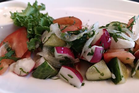 Салат из сезонных овощей со сметаной