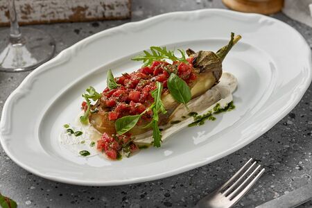 Печёный баклажан со сливочным сыром и томатами
