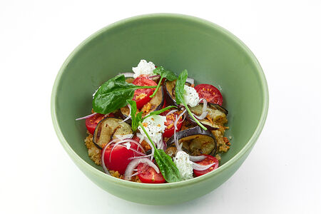 Салат с баклажанами гриль, томатами и козьим сыром
